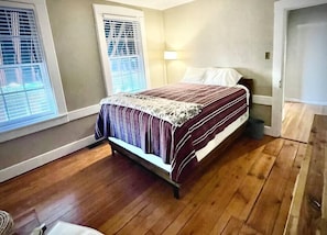 BEDROOM II - QUEEN SIZED QUALITY BEDDING