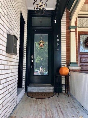 WALK-UP ENTRYWAY 