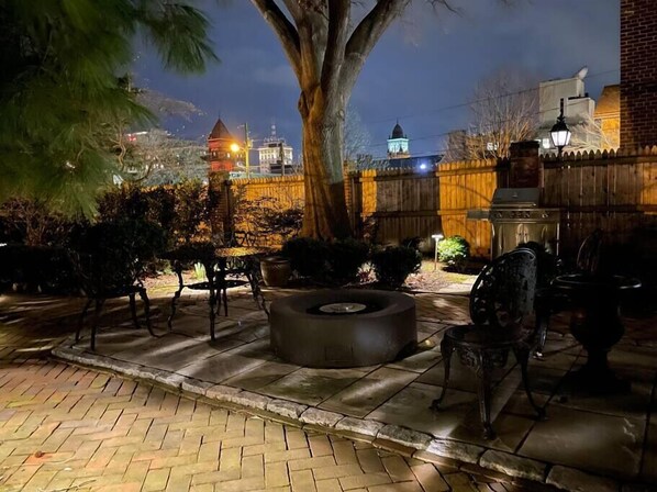 Downtown Lancaster - Pristine Outdoor Courtyard