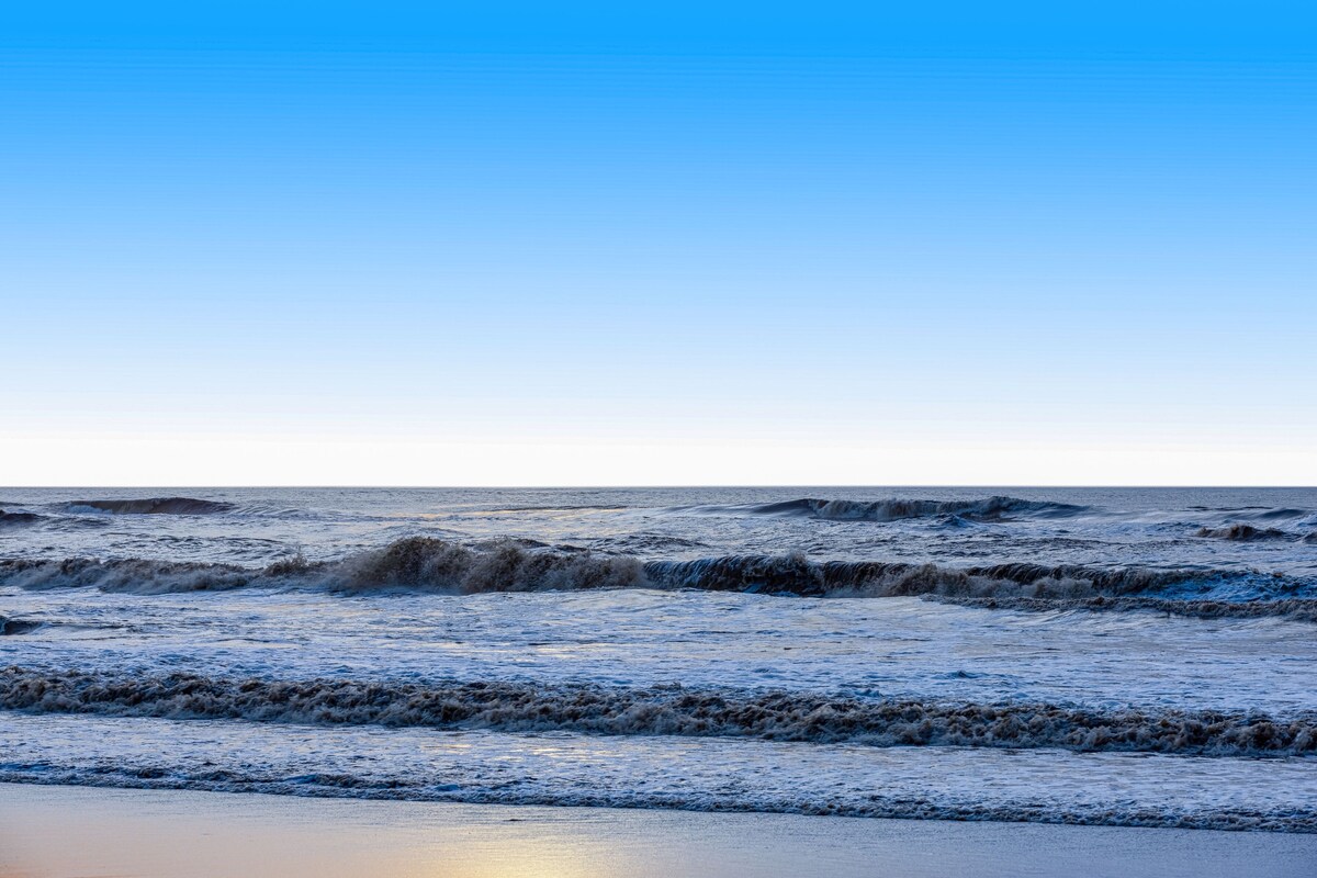 Stunning ocean-view home with W/D, sauna, tennis court, & patio – beach access
