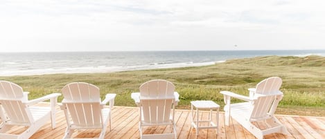 Chaises pour relaxation au coucher de soleil