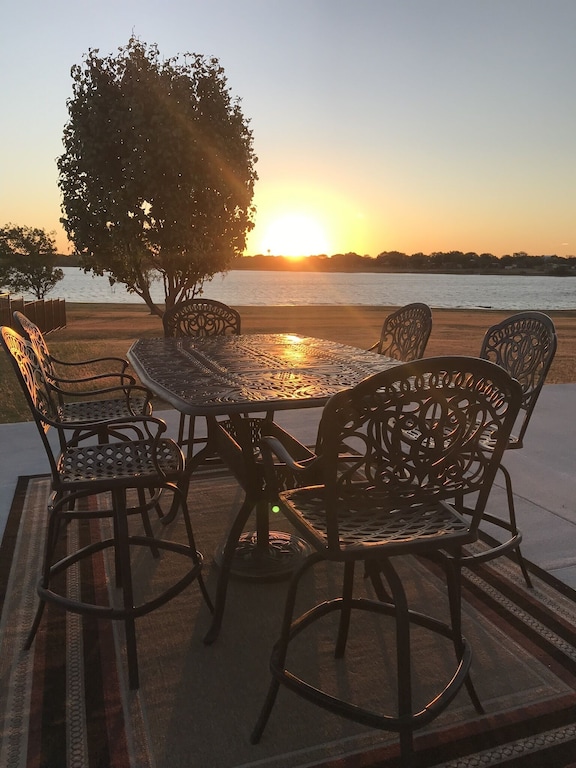 Lewisville Lakefront Vacation House15 min from Frisco/Prosper