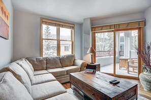 Living Room, Furniture, Indoors, Couch, Table