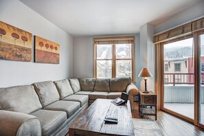 Living Room, Furniture, Indoors, Building, Couch