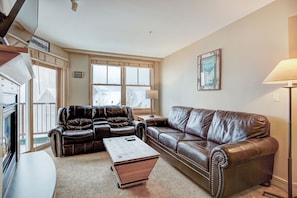Living Room,Furniture,Indoors,Couch,Table