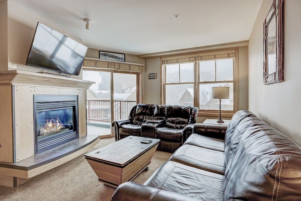 Living Room,Indoors,Furniture,Couch,Fireplace