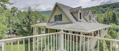 Deck overlooking the Jackson River and Mountains