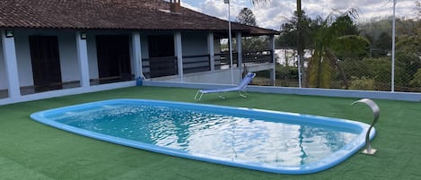 Piscina com vista para a represa 