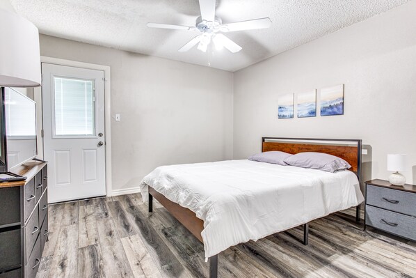 Gorgeous, Modern Bedroom with Bright Décor, Ceiling Fan, Closet & Smart TV.