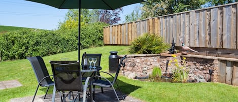 Enjoy an alfresco meal at Landlord's Cottage