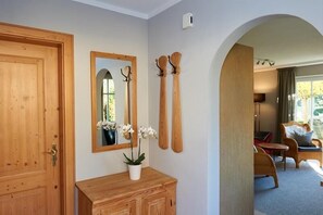 Ferienwohnung mit 1 sep. Schlafzimmer in idyllischer Lage, Terrasse, 45qm-Eingang Ferienwohnung Ober