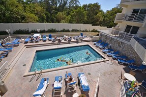 Pool with ample seating