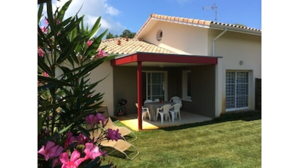 Lieu de vie en été , la terrasse avec barbecue, plancha électrique.