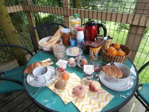 Votre petit-déjeuner (compris dans le séjour) vous est monté au panier, Yves sonne la cloche pour vous prévenir