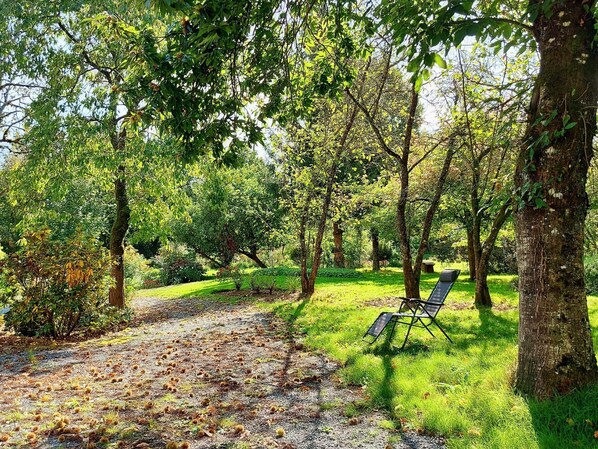 Un parc arboré magnifique en toute saison, et du mobilier de jardin pour en profiter