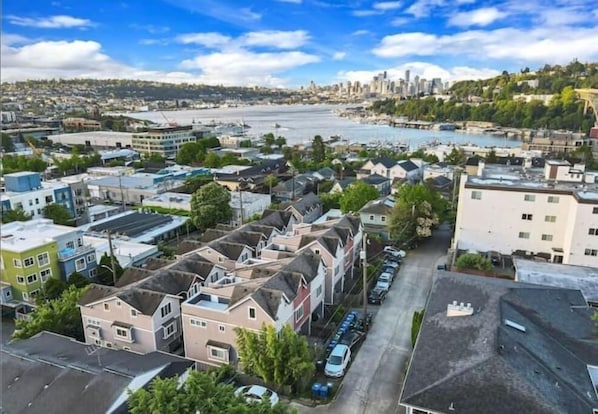 The rooftop deck offers spectacular views of the city and Lake Union, providing an opportunity to enjoy beautiful sunrises and sunsets, making it a great place to unwind and take in the stunning views.