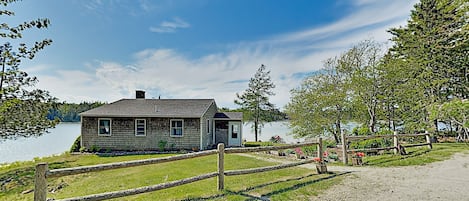 Sweet cottage in an even sweeter location.  Noonie's Nest is the perfect spot for a Bar Harbor and Acadia National Park vacation.