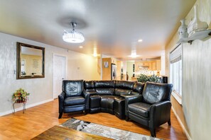 Living Room | Free WiFi | Central A/C | Smart TV