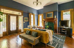 04_Living Room.jpg