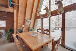 Dining Area | Dishware & Flatware Provided
