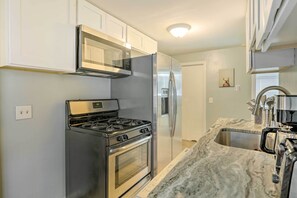 Kitchen | Keyless Entry | Central Location | Walk to Bay