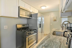 Kitchen | Keyless Entry | Central Location | Walk to Bay