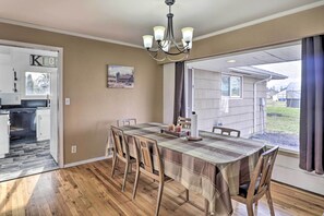 Dining Area | Dishware Provided