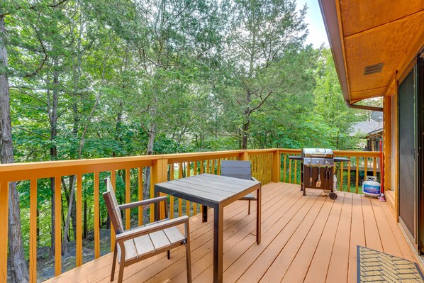 Golden Vacation Rental | 2BR | 1BA | 1 Step Required | 816 Sq Ft