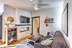 Living Room | Sleeper Sofa | Free WiFi | Central A/C