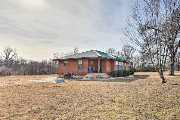 Keota Vacation Rental | 3BR | 1BA | 1,100 Sq Ft | Stairs to Access