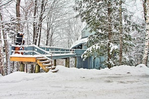 Parking | Driveway (3 Vehicles) | Street | 4WD Recommended in Winter