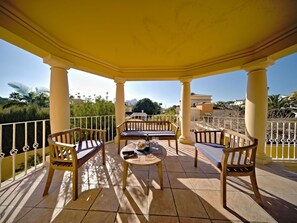 Eigentum, Himmel, Pflanze, Veranda, Schatten, Holz, Beleuchtung, Gartenmöbel, Zaun, Die Architektur