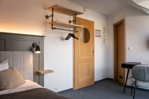 Einzelzimmer Mansard (mit Dachschräge)-Einzelzimmer Mansarde Hotel Neuruppin