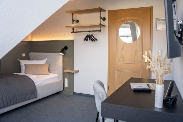 Einzelzimmer Mansard (mit Dachschräge)-Einzelzimmer Mansarde Hotel Neuruppin