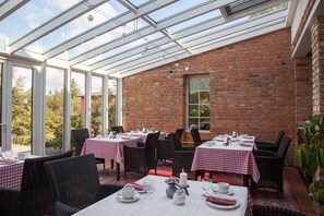 Landhaus Alte Schmiede (Niemegk), LHS 10501-Frühstück im Wintergarten