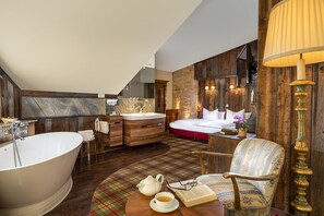 Wellnesszimmer Superior, DU/WC-Wellnesszimmer Superior mit Badewanne und Seeblick