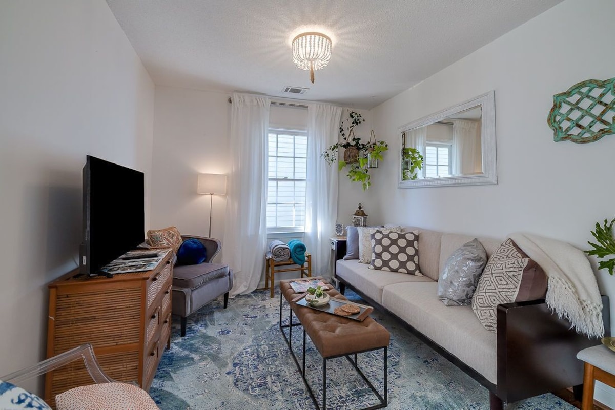 Renovated Apartment Near Forsyth Park, Courtyard, Heated Pool Access