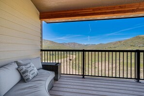 Private Deck | Mountain Views | 5 Mi to Alta Lake State Park