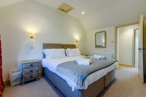 2 Manor Farm Cottage Bedroom 2 - StayCotswold