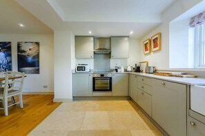 2 Manor Farm Cottage Kitchen - StayCotswold