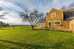 2 Manor Farm Cottage Garden - StayCotswold