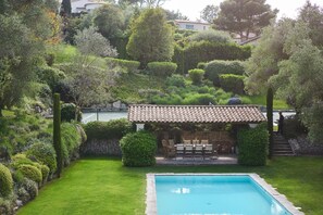 Large villa with tennis court and walking distance to the old town in Mougins