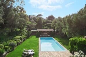 Large villa with tennis court and walking distance to the old town in Mougins