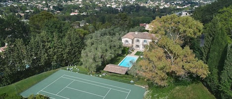 Large villa with tennis court and walking distance to the old town in Mougins