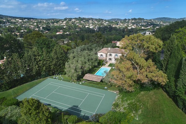 Large villa with tennis court and walking distance to the old town in Mougins