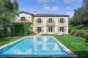 Large villa with tennis court and walking distance to the old town in Mougins