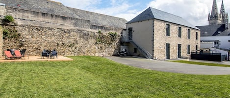 Appartement au 1er étage de cette belle bâtisse.

