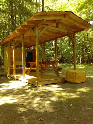 Outdoor kitchenette is a guest favorite w/2-burner gas stove, sink & ice-box