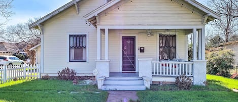 Georgetown Vacation Rental | 3BR | 2BA | 1,300 Sq Ft | Stairs to Access