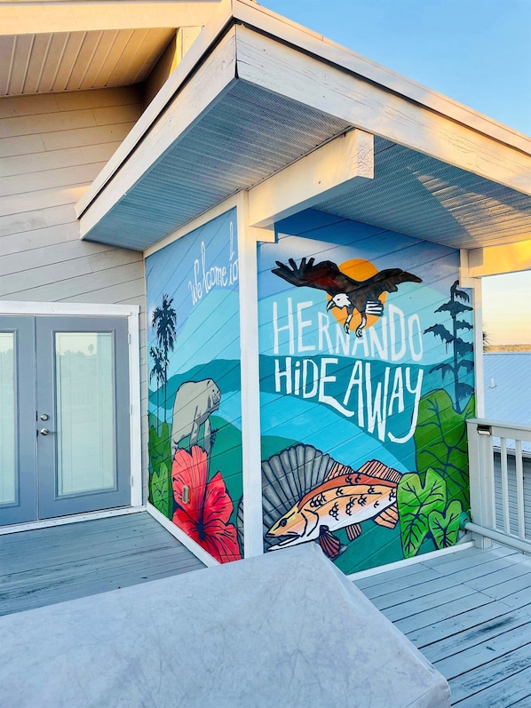 "Living the dream at our vacation rental! 🏠🎨 This mural is giving your stay an artsy twist. #hernandohideaway_hernandobeach